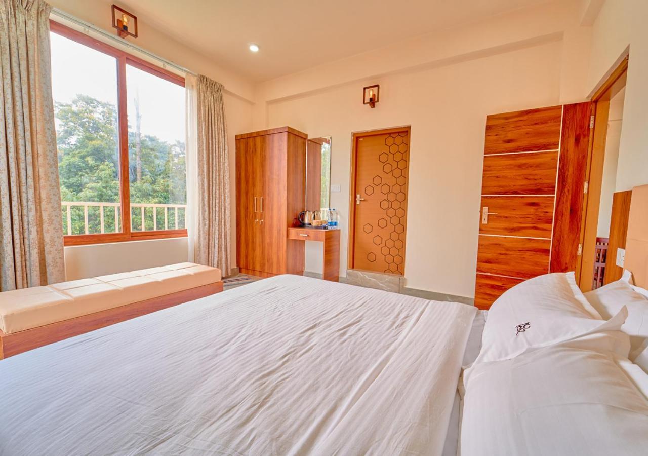 Glen Castle Vagamon Pool Resort By Voye Homes Exterior photo