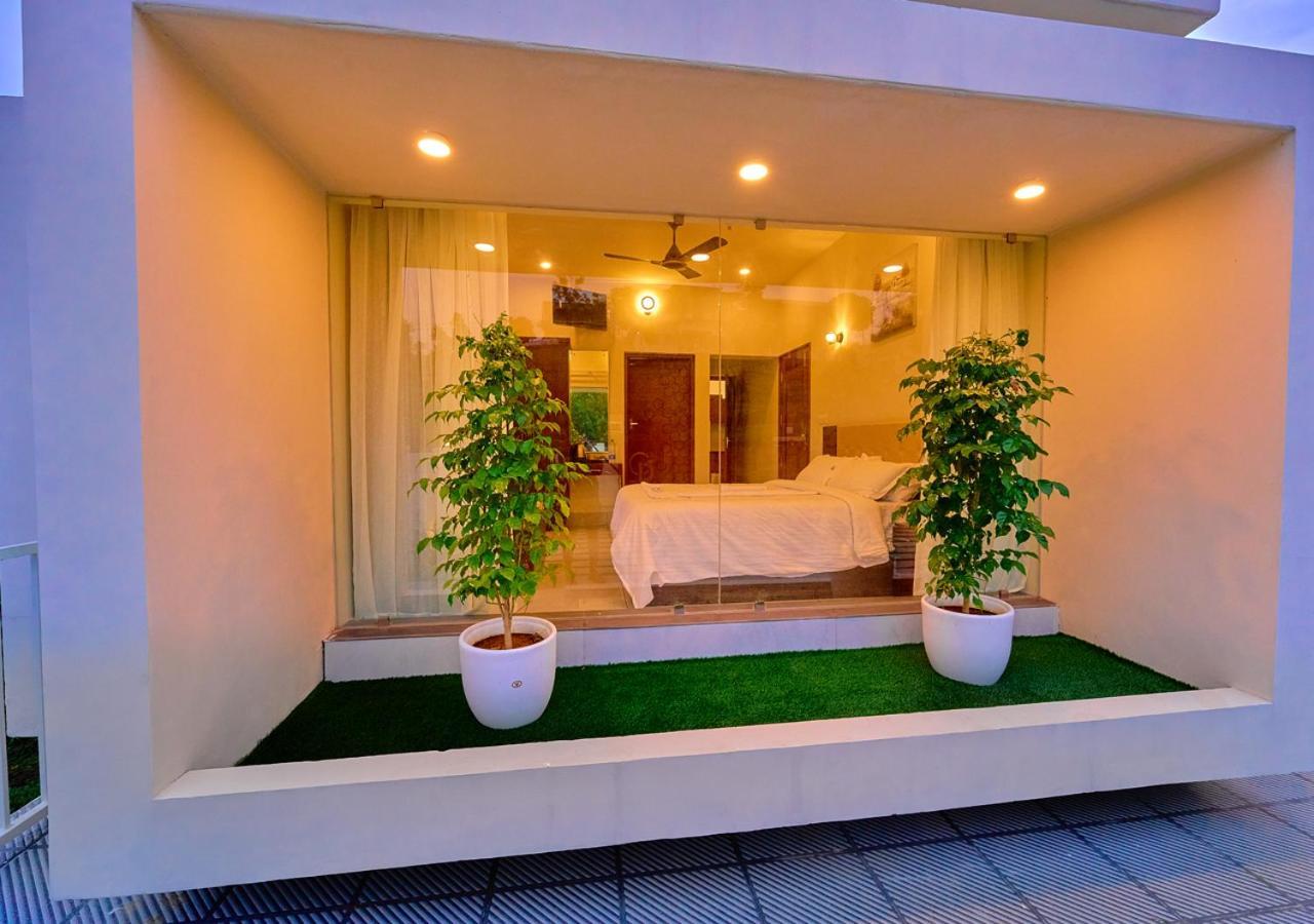 Glen Castle Vagamon Pool Resort By Voye Homes Exterior photo