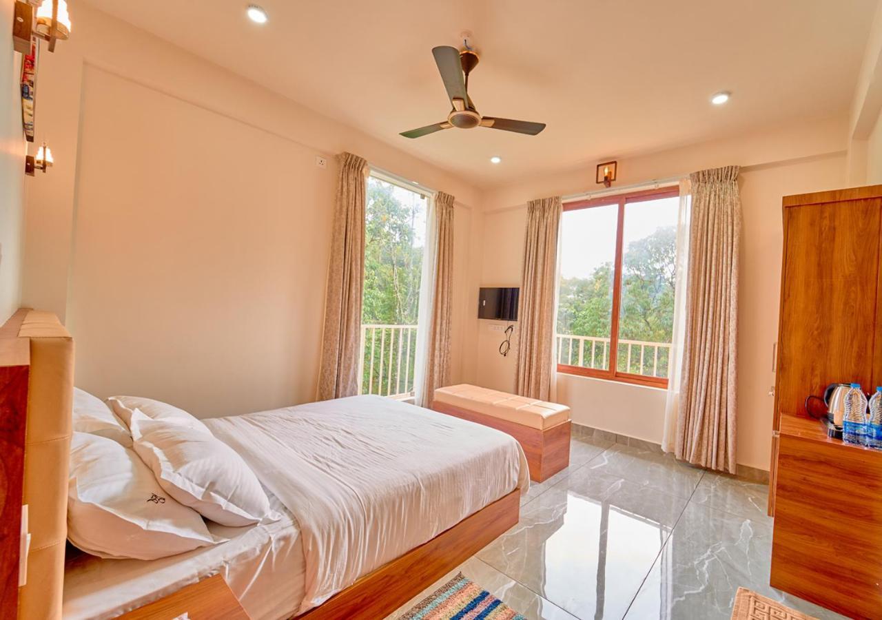 Glen Castle Vagamon Pool Resort By Voye Homes Exterior photo