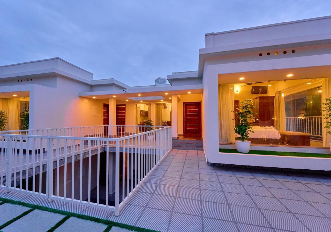 Glen Castle Vagamon Pool Resort By Voye Homes Exterior photo