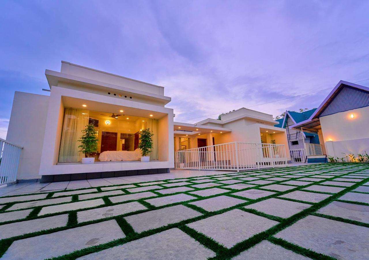 Glen Castle Vagamon Pool Resort By Voye Homes Exterior photo
