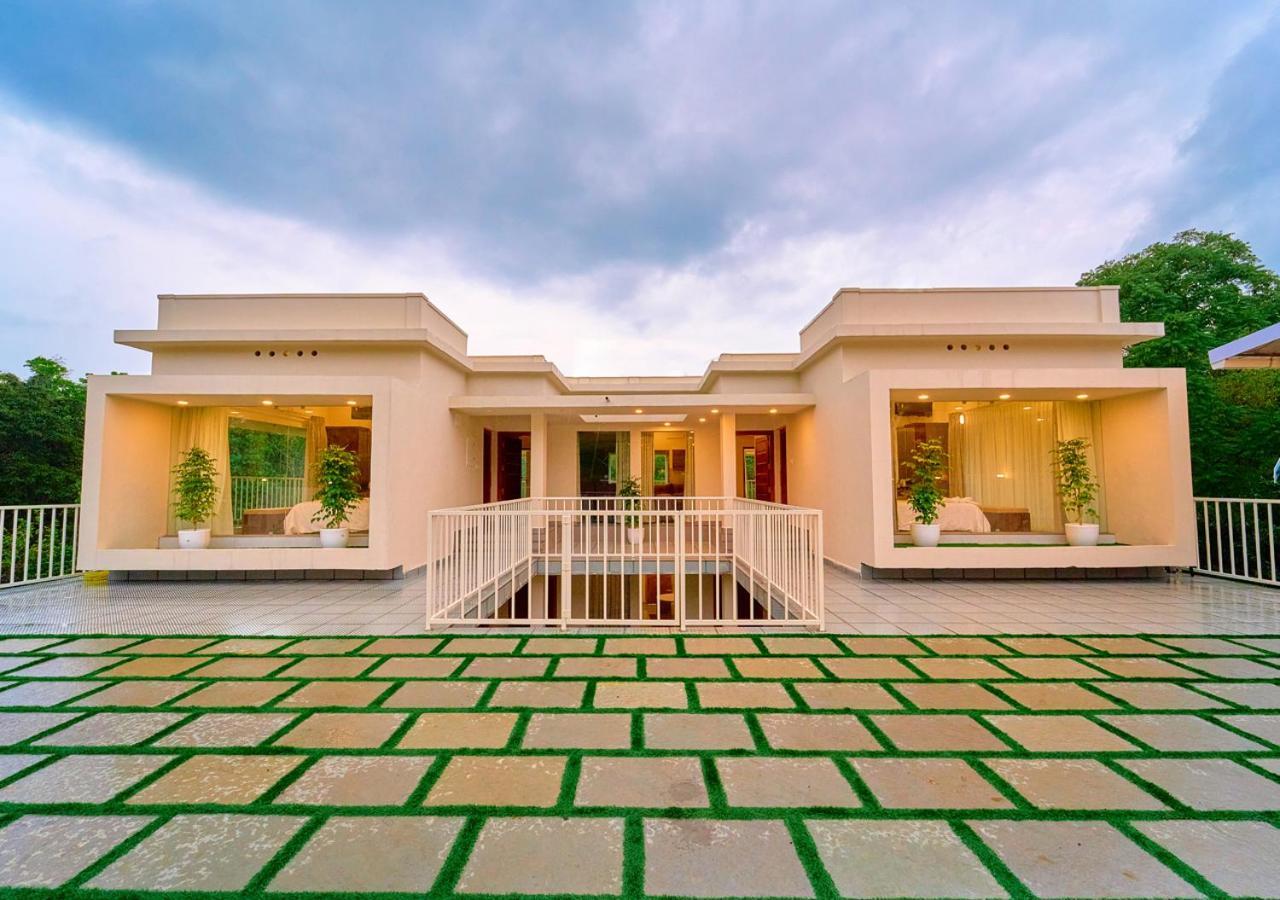Glen Castle Vagamon Pool Resort By Voye Homes Exterior photo