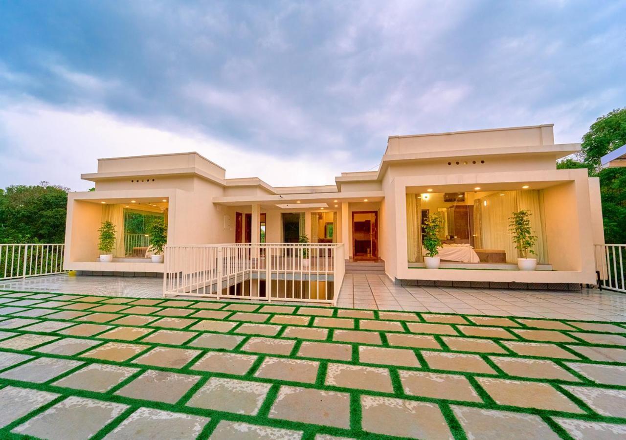 Glen Castle Vagamon Pool Resort By Voye Homes Exterior photo